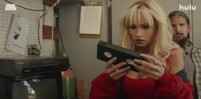 Lily James col costume da bagnina di Baywatch nel trailer di Pam & Tommy Lily James presta il volto a Pamela Anderson nel trailer di Pam & Tommy