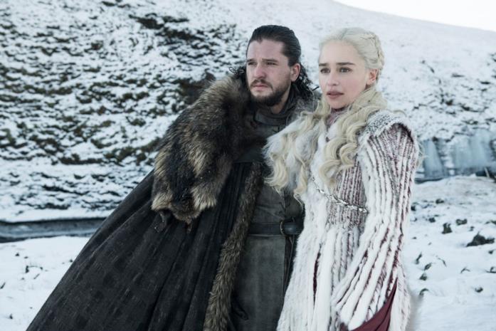 Un tweet di Game of Thrones scatena le fantasie dei fan Kit Harington ed Emilia Clarke in Game of Thrones 8x01