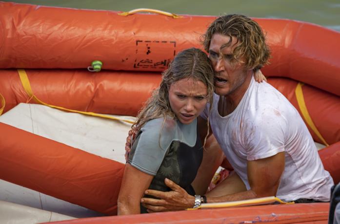 Katrina Bowden e Aaron Jakubenko in una scena del film Great White