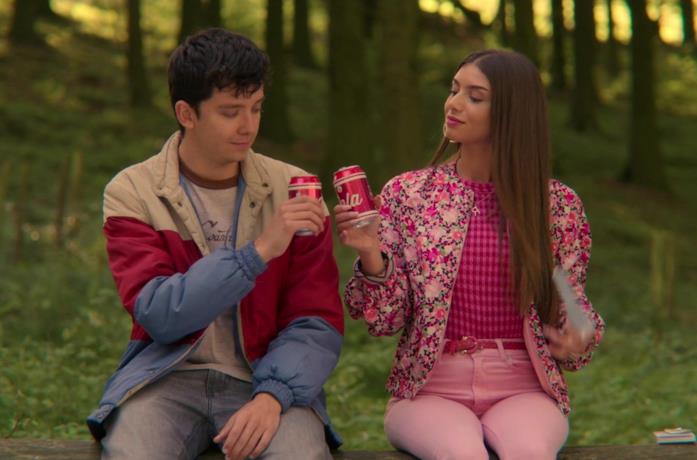Asa Butterfield e Mimi Keene in una scena di Sex Education