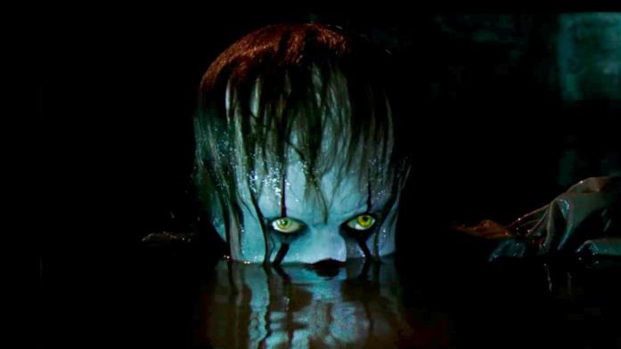 Pennywise nelle fogne di Derry nel film IT Pennywise