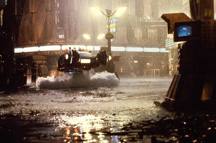 Blade Runner, storia di un mito cinematografico La Spinner sollevata dai tiranti sul set di Blade Runner