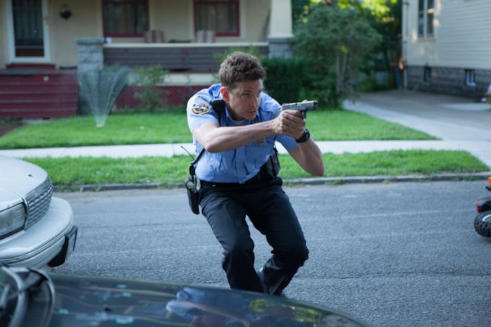 Passaggio di testimone da Ryan Gosling a Bradley Cooper Bradley Cooper poliziotto in azione in una scena di Come un tuono