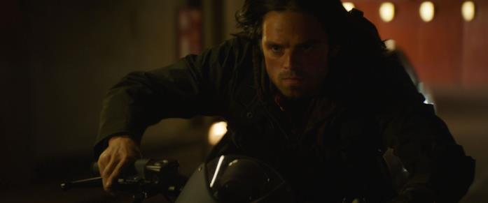 Bucky Barnes fugge in moto, ricercato dalle Nazioni Unite e da Black Panther Sebastian Stan nei panni del Soldato d'Inverno in Captain America: Civil War
