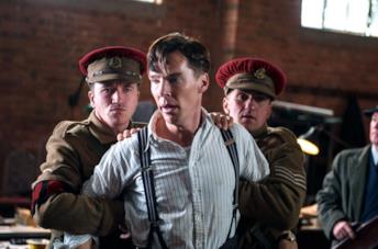 Benedict Cumberbatch in una scena di The Imitation Game