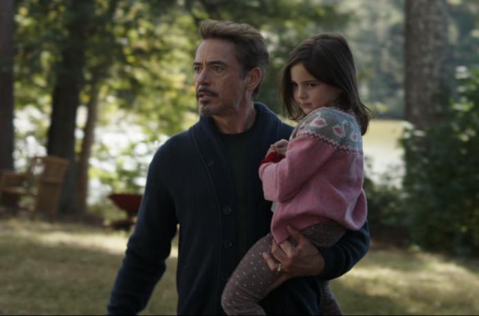 Tony Stark (sinistra) con in braccio sua figlia Morgan (destra)