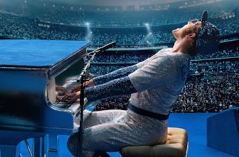 Elton John (interpretato da Taron Egerton) suona il pianoforte per un vasto pubblico