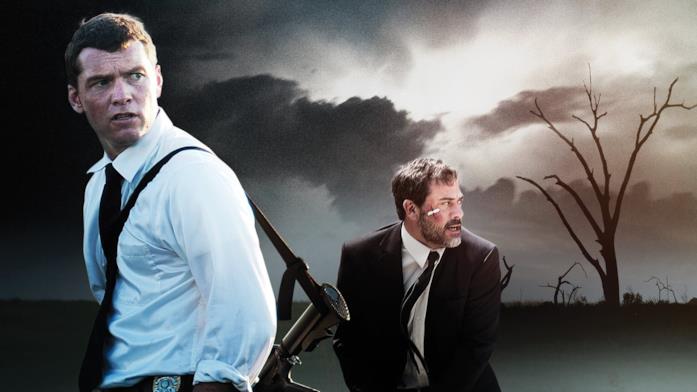 Sam Worthington nei panni dell'agente Mike Souder, in un campo sperduto