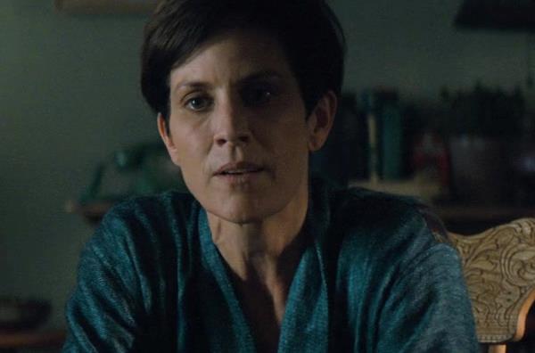 Annabeth Gish è la dottoressa Gunning Sarah, la figlia di Padre Paul