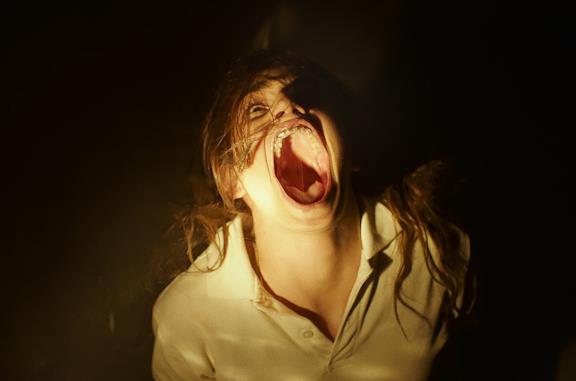 Immagine promozionale di Veronica, dove il suo viso è parzialmente coperto da una mano non umana