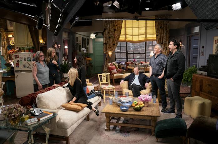 Il cast di Friends 25 anni dopo Il cast di Friends 25 anni dopo torna nel set dell'appartamento