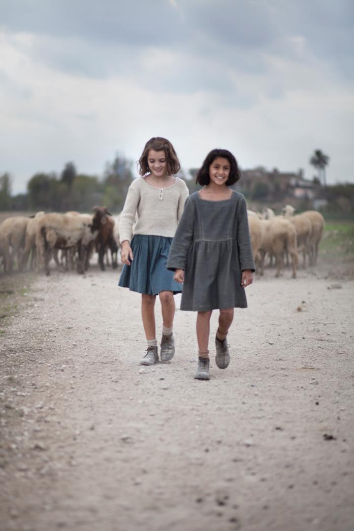 Lila e Lenù Lila e Lenù camminano verso il mare