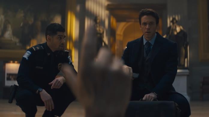 I misteri della massoneria in Dan Brown's The Lost Symbol Robert Langdon osserva la mano mozzata di Peter Solomon in Dan Brown's The Lost Symbol