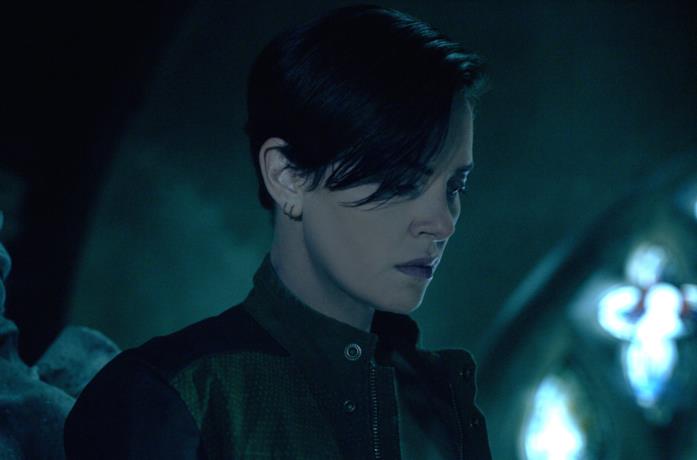 Charlize Theron assorta in una scena di The Old Guard