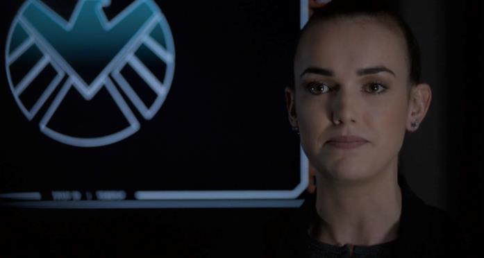 Jemma Simmons viaggia indietro nel tempo nell'ultimo episodio della stagione di Agents of S.H.I.E.L.D. Jemma Simmons con i capelli legati
