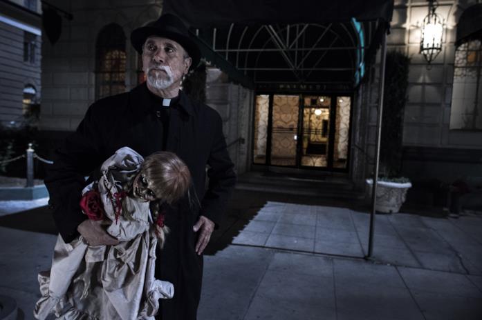 Padre Perez con Annabelle Padre Perez tiene in mano la bambola Annabelle