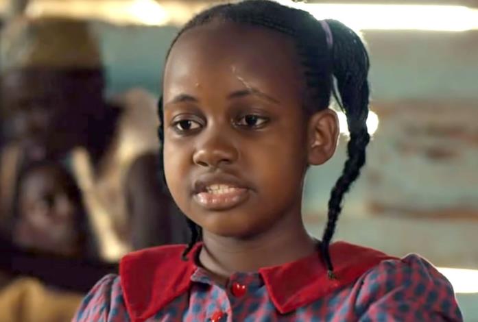 Nikita Pearl Waligwa in una scena del film Queen of Katwe