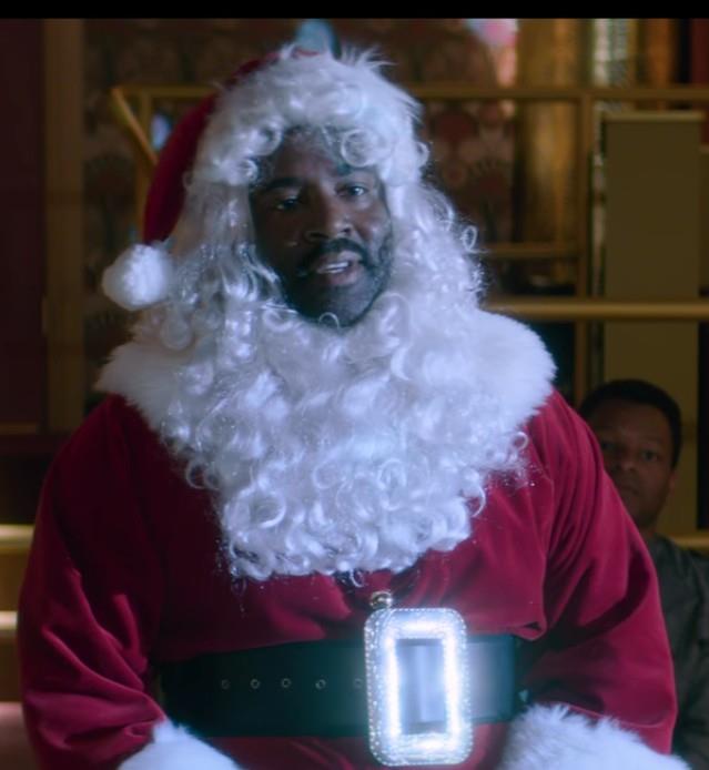 GLOW 3x10: Keith si presenta vestito da Babbo Natale GLOW 3x10: Keith