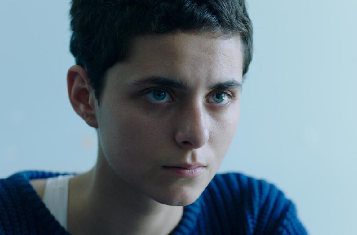 Un primo piano di Nahéma Ricci in una scena di Antigone
