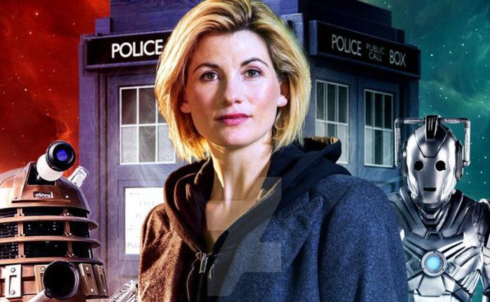 Mezzobusto di Jodie Whittaker con il nuovo TARDIS, un dalek e un Cyberman sullo sfondo