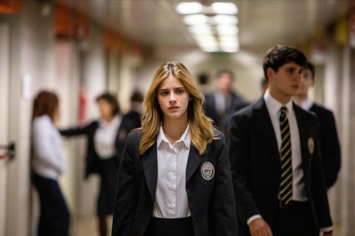 Benedetta Porcaroli è Chiara Chiara, visivamente preoccupata, cammina all'interno della propria scuola
