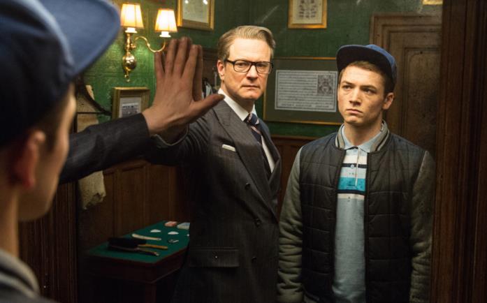 Colin Firth e Taron Egerton in una scena di Kingsman