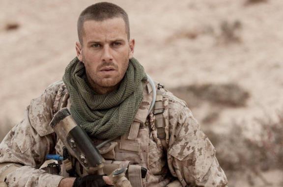 Armie Hammer è il soldato Mike Stevens, bloccato su una mina