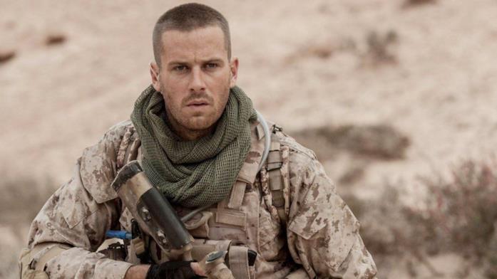 Armie Hammer è il soldato Mike Stevens, bloccato su una mina