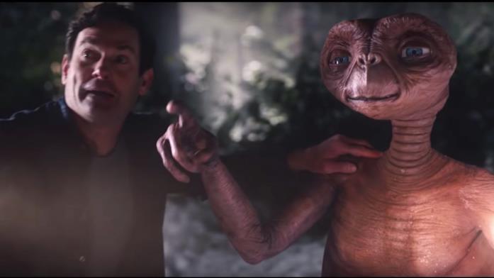 E.T. si ricongiunge a Elliott in uno spot TV Henry Thomas ed E.T. oggi