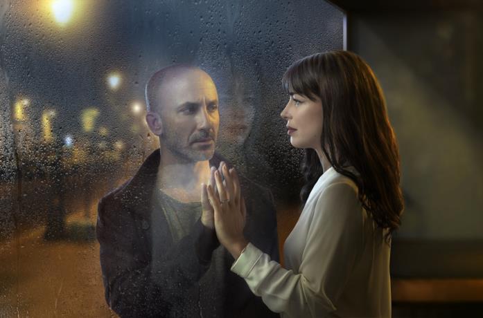 Eli Ben-David e Héloïse Godet in una scena della serie The Attaché
