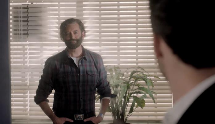 Tom Ellis (di spalle) e Timothy Omundson in Lucifer God Johnson appare a Lucifer
