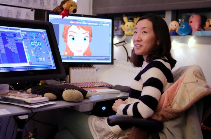 Frozen II: Dietro le Quinte Un'animatrice alla sua scrivania