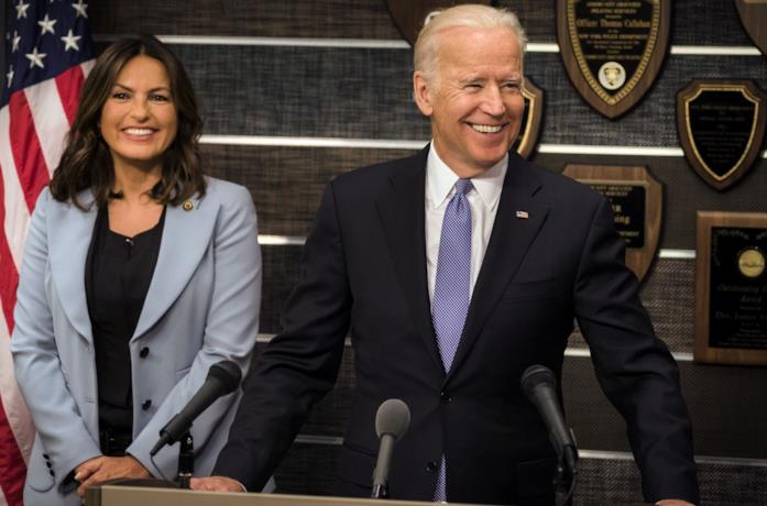 Mariska Hargitay e Joe Biden in un episodio di Law & Order SVU