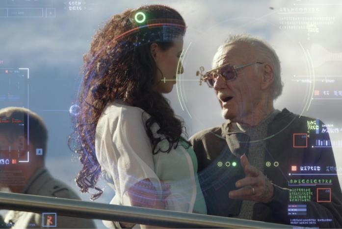 Stan Lee parla con una ragazza