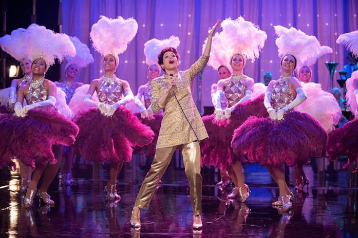 Renée Zellweger si esibisce come Judy Garland in una scena del biopic Judy