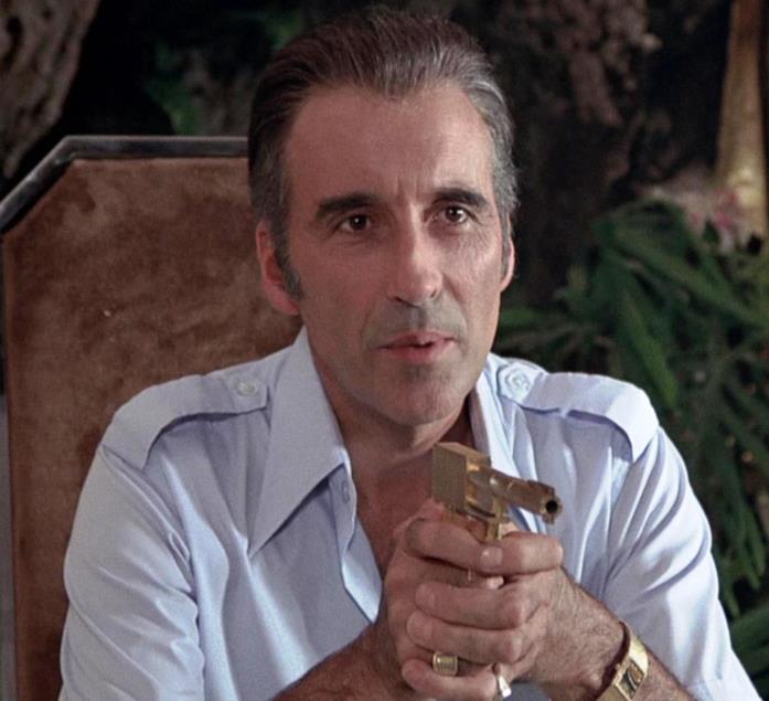 Christopher Lee - Francisco Saramanga Christopher Lee nel ruolo di Francisco Saramanga in 007
