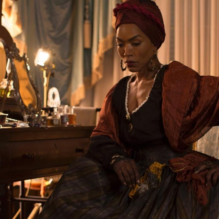 American Horror Story: Angela Bassett è Marie Laveau American Horror Story: Angela Bassett