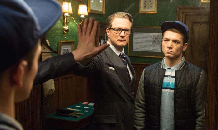 Taron Egerton e Colin Firth in una scena del film