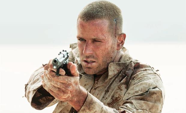 armie hammer nel film Mine Armie Hammer scena con pistola