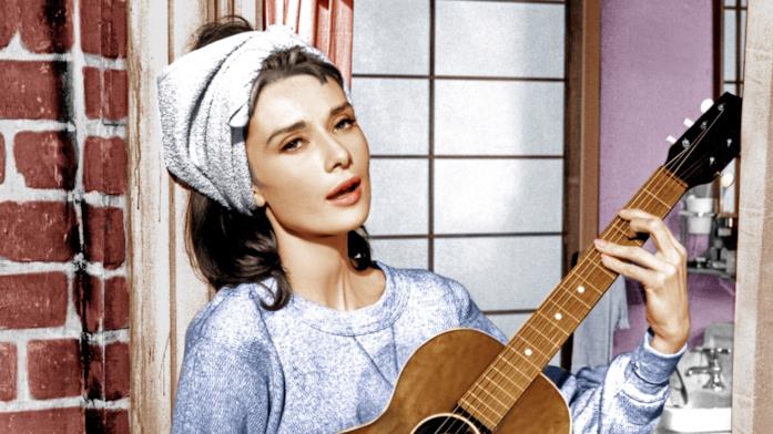 Audrey Hepburn in una scena di Colazione da Tiffany