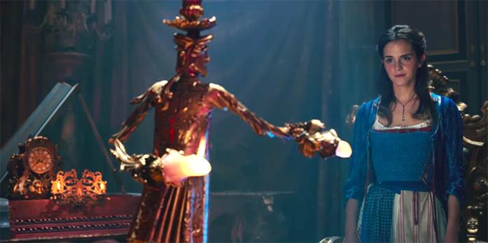 La Bella e la Bestia Il candelabro Lumière e Belle (Emma Watson) in una scena del film