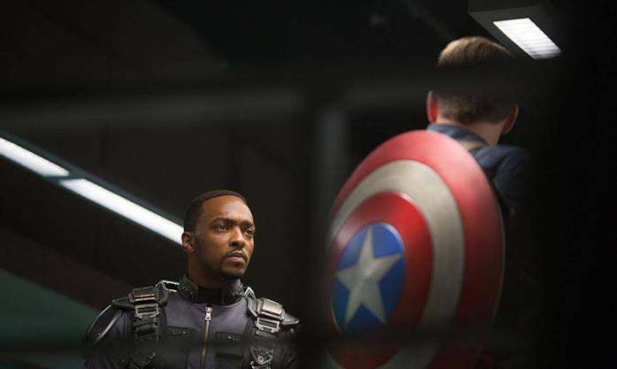 Uno sguardo intenso tra i due Capitan America del Marvel Cinematic Universe Anthony Mackie e Chris Evans in Captain America: The Winter Soldier