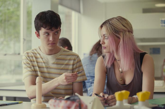 Otis e Maeve in una scena della prima stagione
