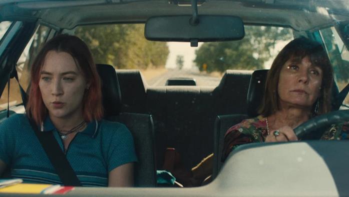 Lady Bird e Marion Lady Bird e Marion discutono in macchina