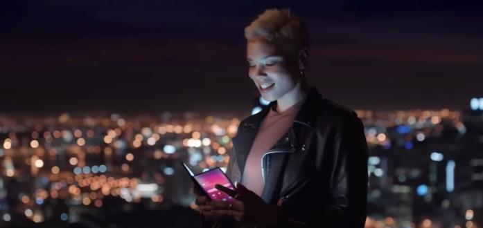 Screen dal video pubblicato per errore da Samsung dove viene mostrato lo smartphone pieghevole