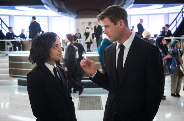 I protagonisti di Men in Black: International I protagonisti di Men in Black: International nella sede dei MIB