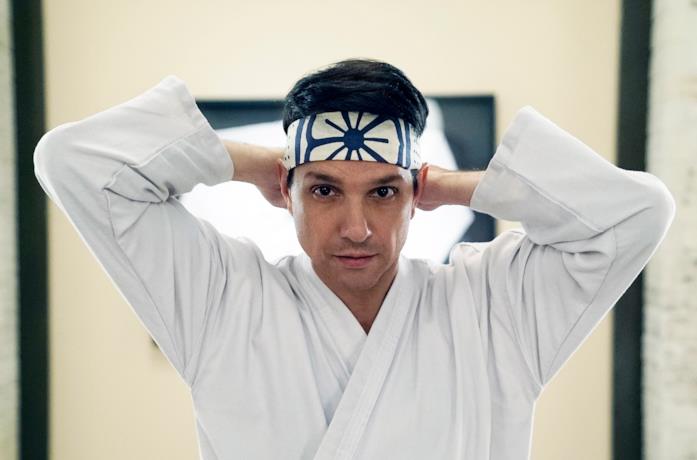 Il protagonista si allaccia una bandana sulla fronte