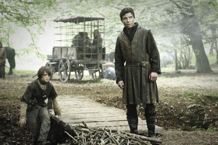 Arya e Gendry nella seconda stagione sono inseguiti dalle Cappe Dorate Arya e Gendry viaggiano con Yoren