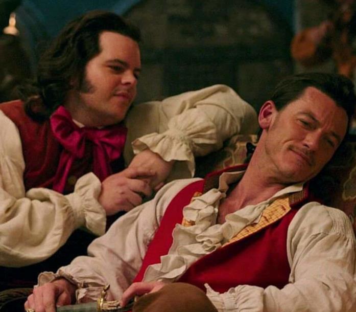 Luke Evans e Josh Gad nei panni di Gaston e Le Tont Gaston e Le Tont in una scena del live-action de La Bella e la Bestia