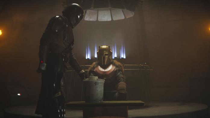 The Mandalorian, chi è il Mandaloriano della serie su Disney+: la guida Pedro Pascal e Emily Swallow in una scena della serie TV The Mandalorian
